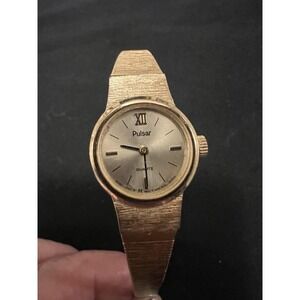 Vintage Gold Tone Ladies Pulsar Round Dainty Thin Watch Minimalist Elegant Chic